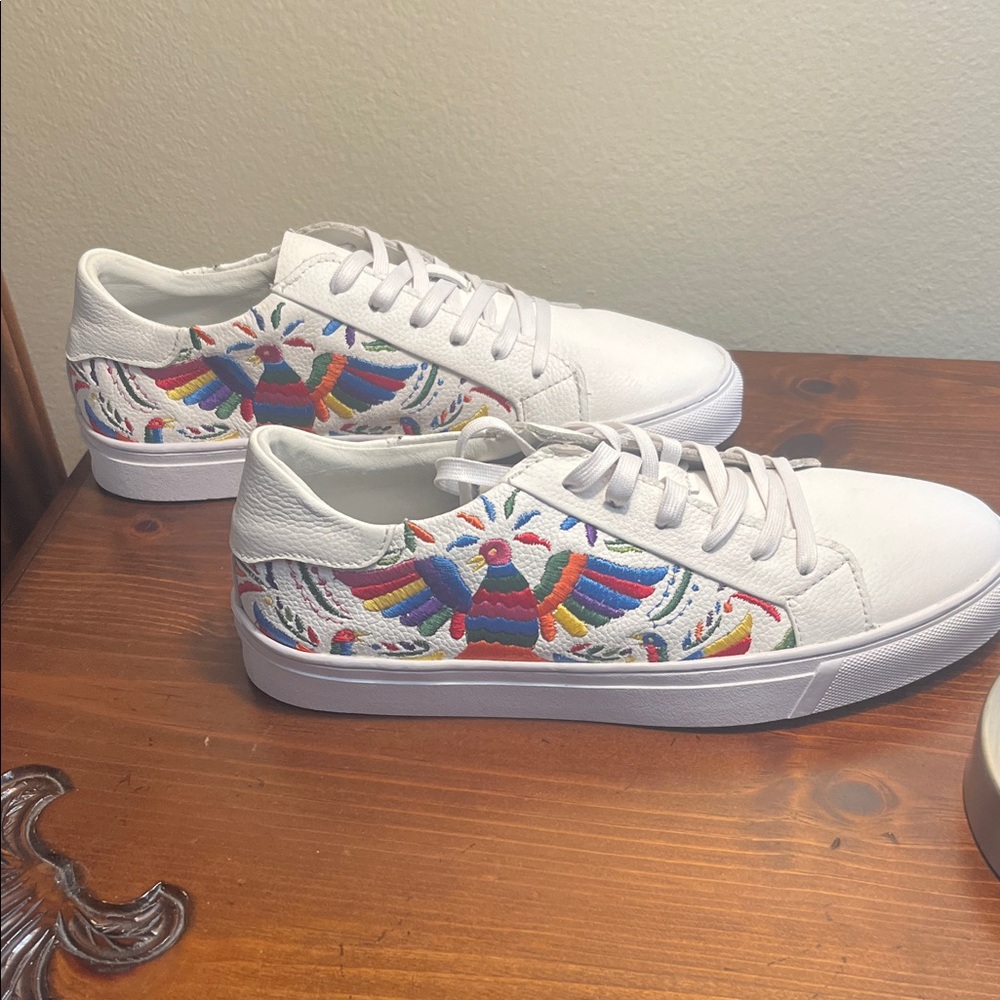 CHARLESTON SHOE CO. White leather Sneakers with Multicolor Embroidery size 8 new